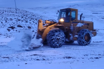 Doğuda kar yağışı köy yollarını ulaşıma kapattı